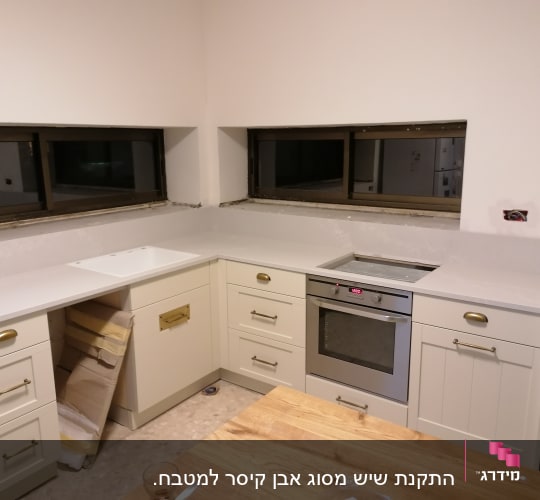 שיש לבן במטבח עם כיור ותנור מובנה